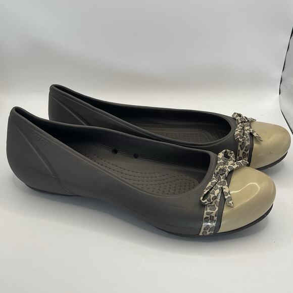 CROCS Cap Toe Bow Flat w/Bow Espresso Gold Relaxed Fit Women’s Size 9 - Picture 2 of 7